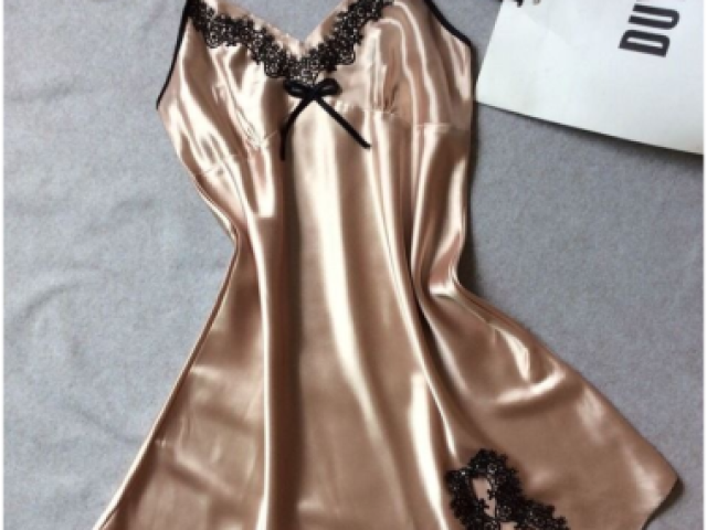 Vestido de cetim dourado com babados pretos