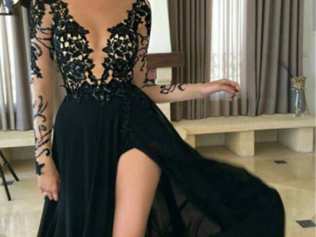 Vestido preto com abertura e decotes