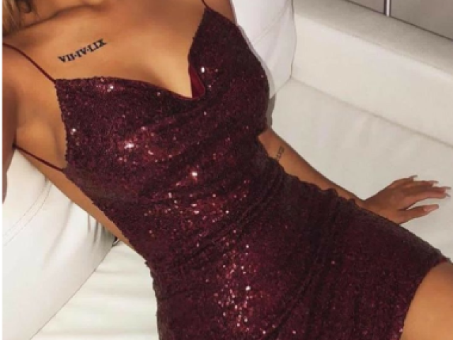 Vestido vinho com glitter e decote na lateral