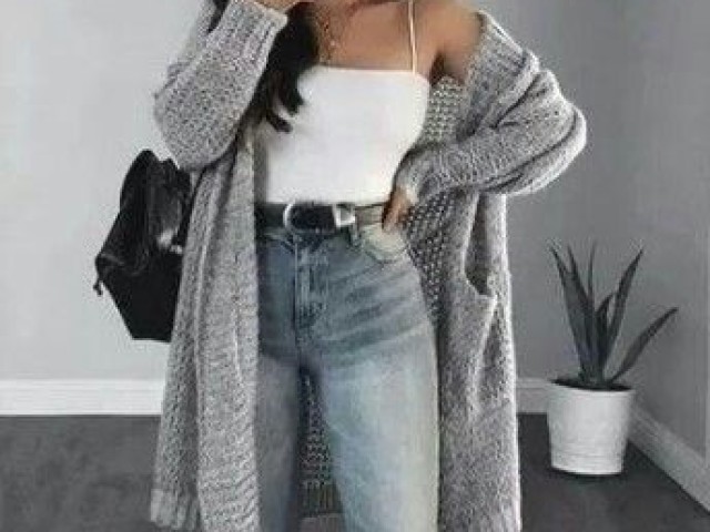 Regata branca com calça jeans azul e um ALL star branco.