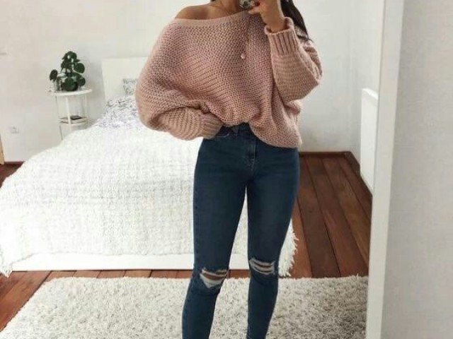 Blusinha rosa soltinha com calça jeans e um tênis Vans preto