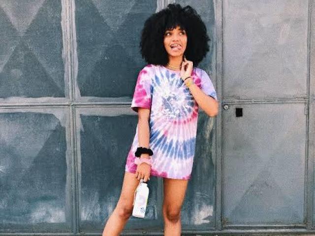 Ela usa roupas lidas e sempre está com a garrafinha dela.