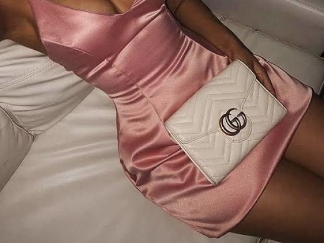 Vestido pink e bolsa da gucci