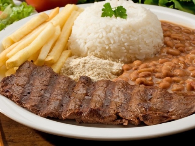 Arroz, feijão bife e batata frita CLÁSSICO