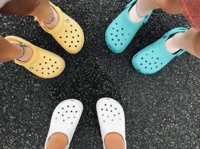 Uma crocs tom pastel