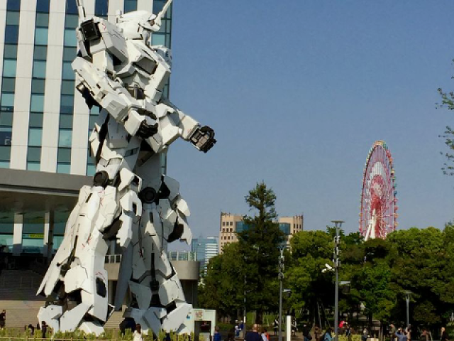Odaiba.
Odaiba é uma ilha artificial criada nos anos 90 e por ser tão recente, toda a modernidade japonesa está lá. É uma região que atrai muitos jovens, pelos diversos shoppings que abriga e também pelo robô Gundam de 18 metros de altura (esse robô gigante é de um anime muito famoso),mas se você não gosta muito de robôs , pode ir lá da mesma forma, já