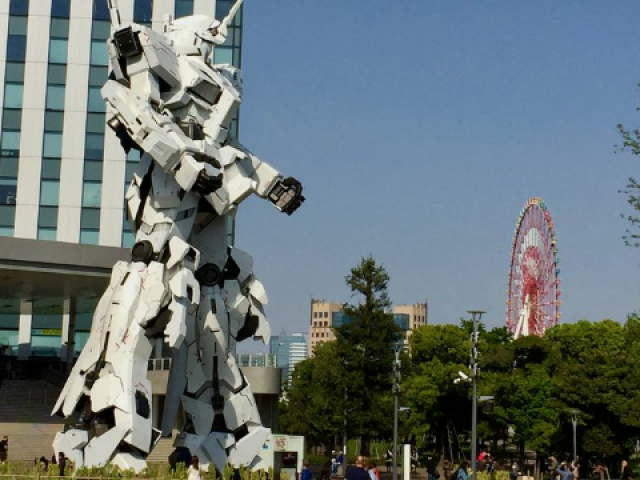 Odaiba.

Odaiba é uma ilha artificial criada nos anos 90 e por ser tão recente, toda a modernidade japonesa está lá. É uma região que atrai muitos jovens, pelos diversos shoppings que abriga e também pelo robô Gundam de 18 metros de altura (esse robô gigante é de um anime muito famoso),mas se você não gosta muito de robôs , pode ir lá da mesma forma, já 