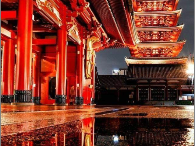 Asakusa.
Lá é onde fica o templo Senso-ji, um dos templos mais famosos de Tóquio.
Você já deve ter visto fotoa do Kaminarimon, um portal de entrada para o templo, que tem uma lanterna enorme na frente, onde os turistas se acotovelam para tirar fotos.
O Kaminarimon é grandioso e além de tirar fotos, você poderá ver de perto como são feitas as estruturas japonesas e também apreciar as quatro grande estátuas do portal. As estátuas representam deuses da cultura japonesa.