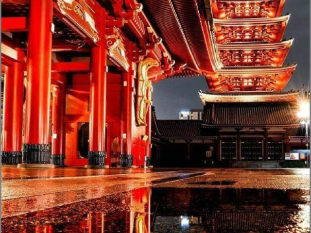 Asakusa. 

Lá é onde fica o templo Senso-ji, um dos templos mais famosos de Tóquio.
Você já deve ter visto fotoa do Kaminarimon, um portal de entrada para o templo, que tem uma lanterna enorme na frente, onde os turistas se acotovelam para tirar fotos.
O Kaminarimon é grandioso e além de tirar fotos, você poderá ver de perto como são feitas as estruturas japonesas e também apreciar as quatro grande estátuas do portal. As estátuas representam deuses da cultura japonesa.