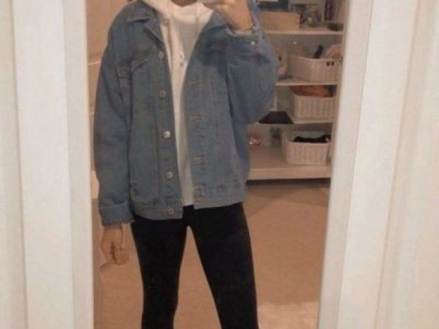 Dua busa rsrsrs sou muti fienta
( Só eu acho meio estranho ela usa moletom e outra blusa por cima?)