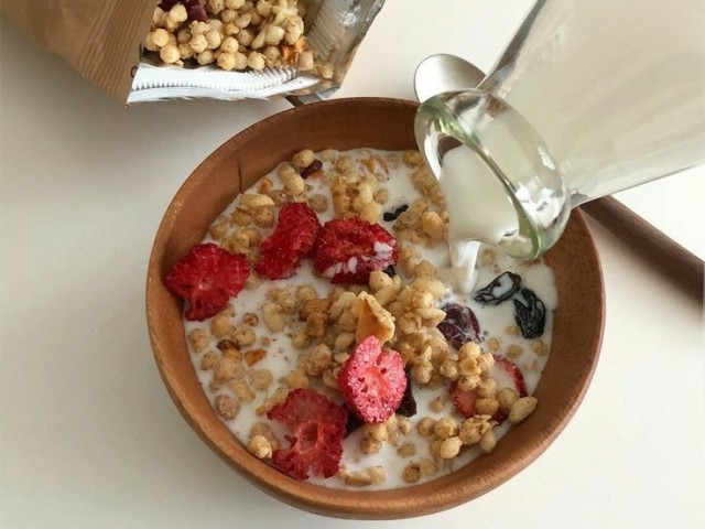 Uma tigela bem saborosa de frutas frescas com leite.