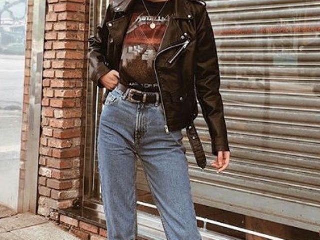 Um modelito um pouco retrô com uma blusa de uma de suas bandas favoritas, um casaco de couro e jeans claro com um cinto de couro que dava um contraste.