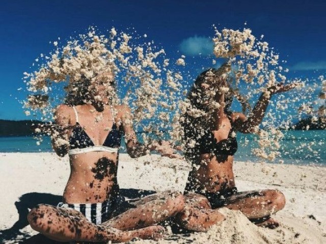 Sofia:quem ver nem parece que a Isa feis o maior drama do mundo
Isabela:caiu areia no meu olho