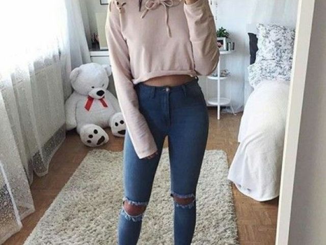 Moletom rosinha com uma calça jeans e um tênis cinza.