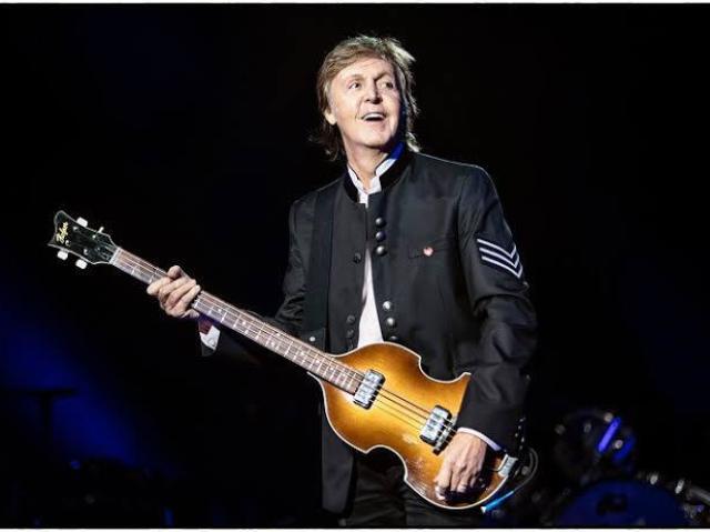 Paul McCartney: Guitarrista do casamento, animou a festa com seu som maneiro e todos amam seu estilo musical.