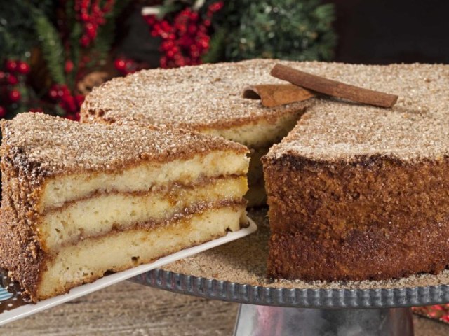 Torta de canela com doce de leite