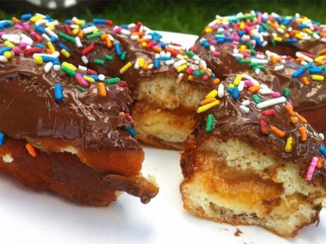 Donuts de doce de leite com cobertura de chocolate