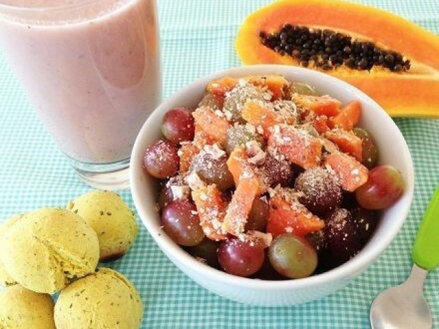 Frutas e pão de queijo e vitamina de morango