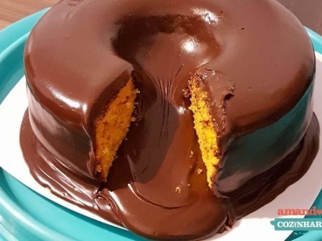 Bolo de cenoura com cobertura de chocolate duplo