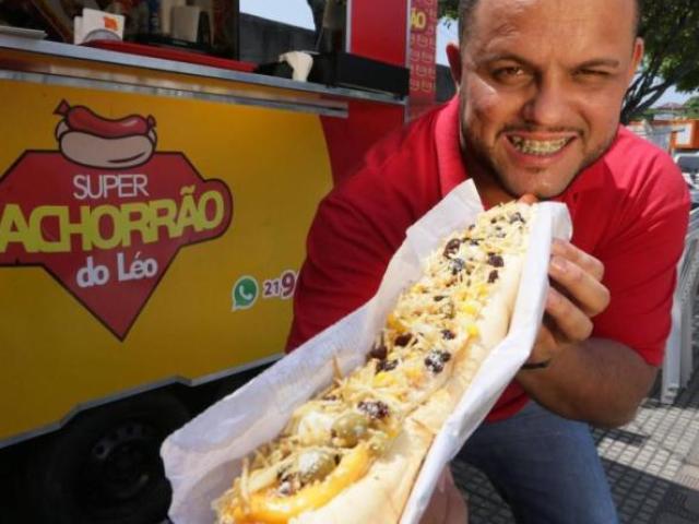 vendedor(a) de cachorro quente