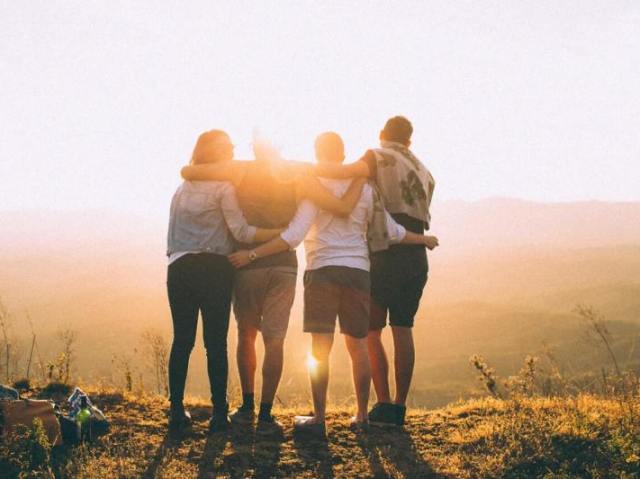 ...passar tempo com os amigos.