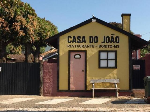 Na casa de João.