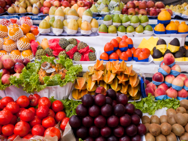 Fui na feira e comprei: banana, maçã, uva e melancia.