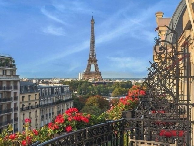 Aaah paris e um otimo lugar e uma otima vista e tudo que ele pôde te dar...