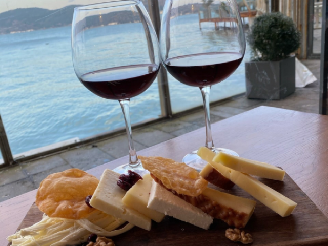 Comer uns petiscos e tomar um bom vinho, enquanto conversam sobre o que fizeram antes