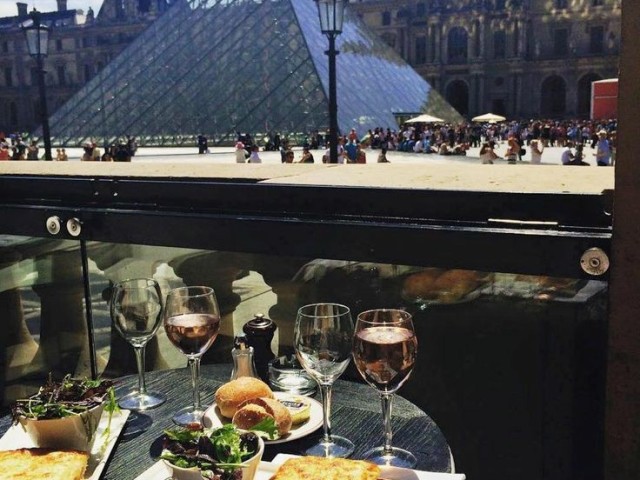 Comer em um restaurante próximo ao Louvre