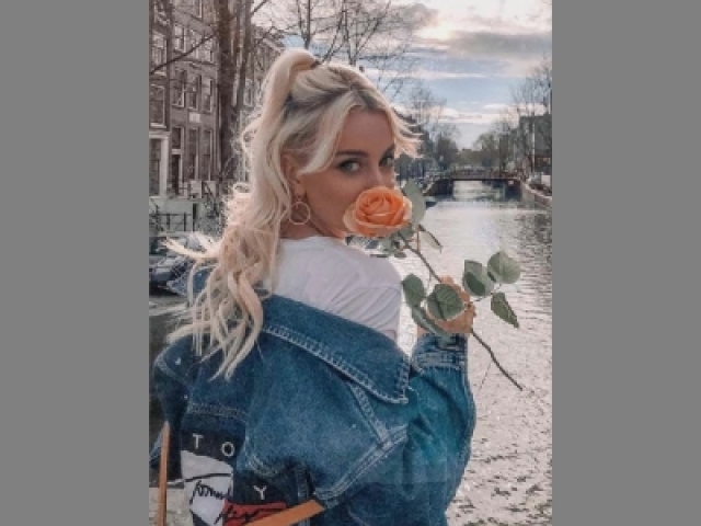 "A Flower to a Flower🌹♥️"
(Uma flor para uma flor"