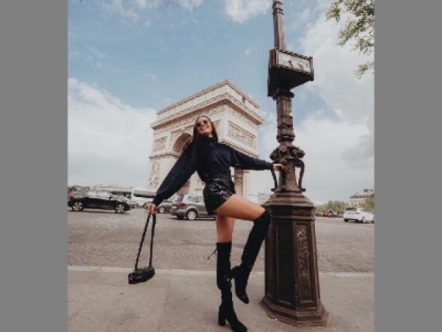 "Baby, take a picture of me gere on the pole😂♥️"
(Amor, tira uma foto minha aqui no poste)