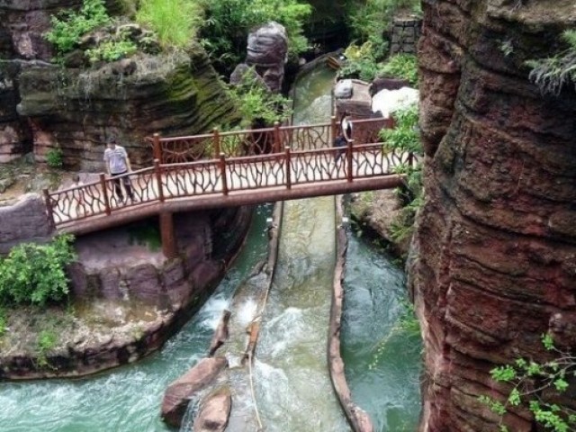 Ponte em um rio