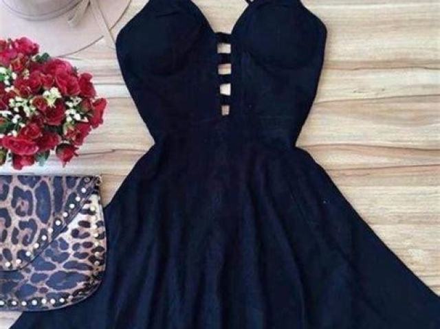 um vestido(nn precisa ser esse),gosto de ser mais ousada no role