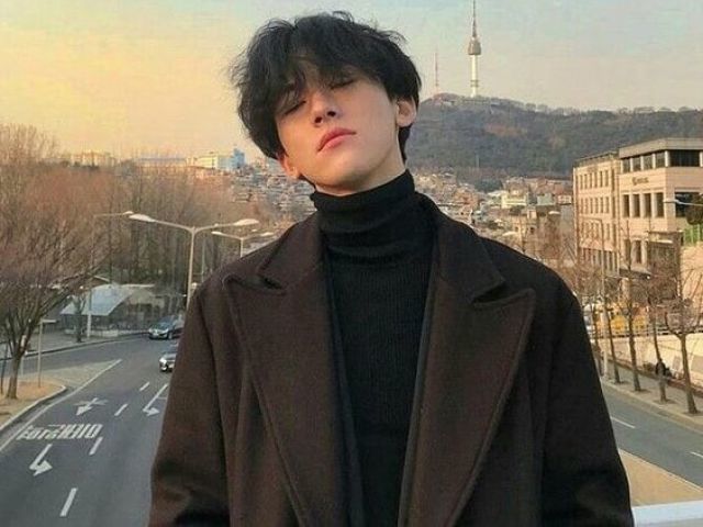 coreano de cabelo preto e jaqueta marrom