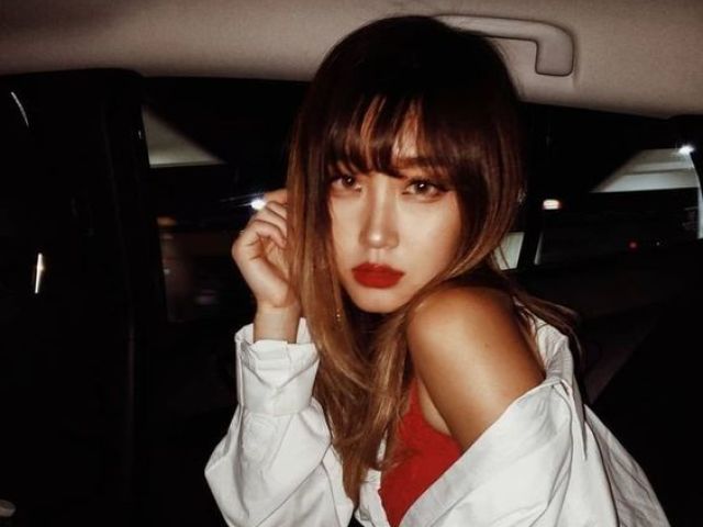 Jina Yoon Kim.
Patricinha Numero -1
Ela veio da coreia os Pais delas são bem ricos e por isso ela acha que pode humilhar todo mundo.