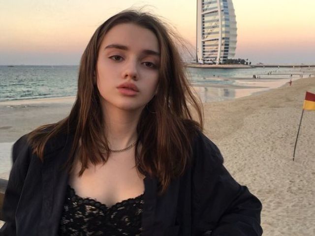 Hilary Martin Thompson.
Patricinha Numero-2
ela é a faz tudo da Jina tudo que ela pede a Hilary faz.
Ela veio dos estados Unidos. Conhecidencia do destino ela chegou no mesmo dia que a jina.
os pais dela também são ricos.