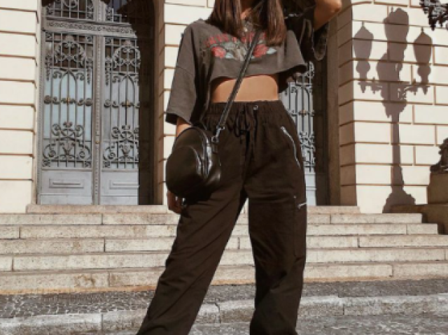 â„
Ignore a bolsa, ela tĂĄ usando um tĂȘnis da Nike branco
