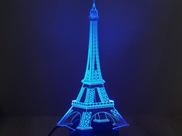 Torre Eiffel com luz de led