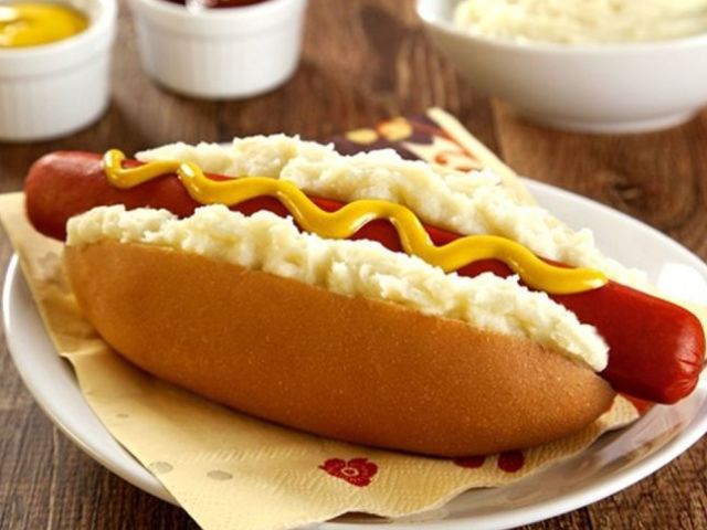 Um hot dog com tudo o que tem direito!