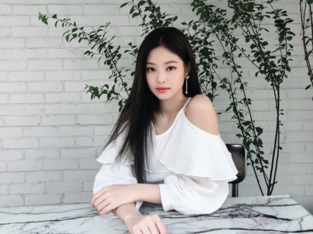 JENNIE (BLACK PINK