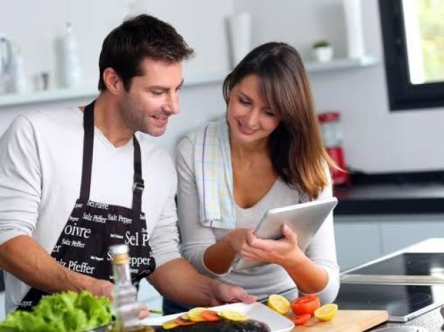 Cozinhar com a pessoa.