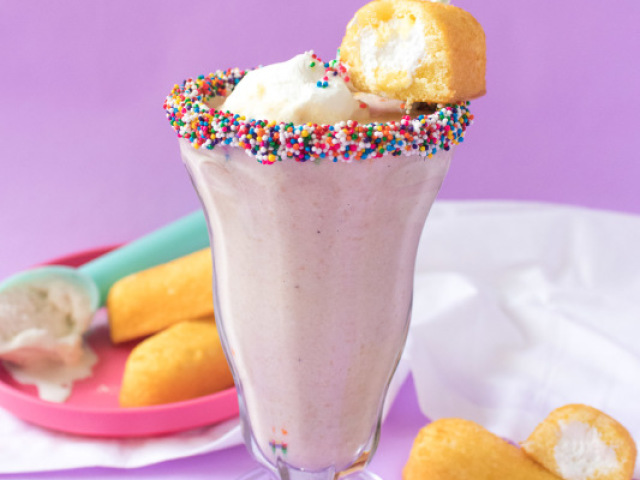 Milkshake coom granulado e bolo sabor