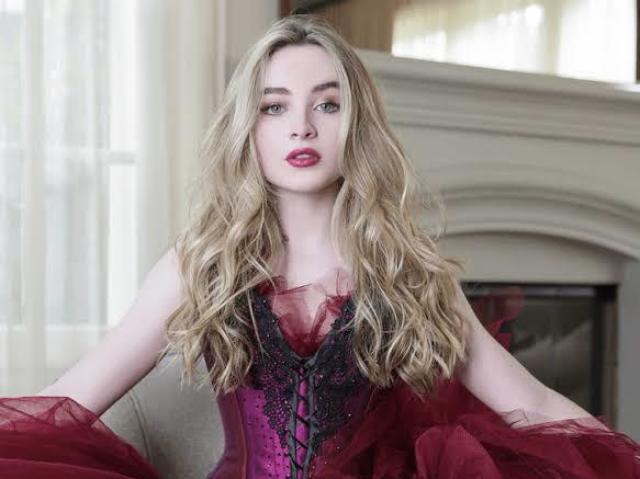 Sabrina Carpenter! Ela é perfeita!