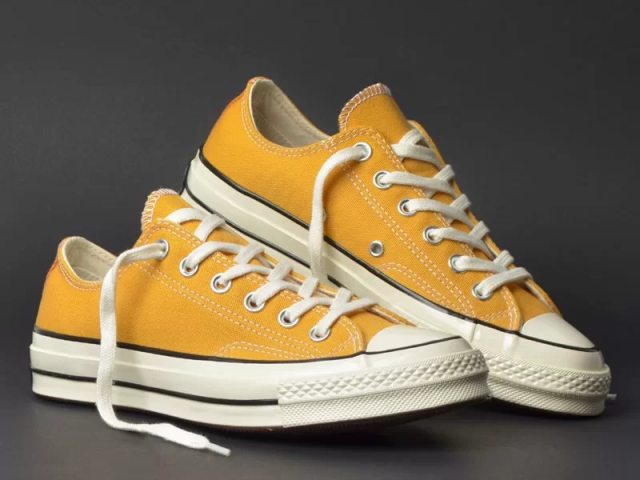 Esse all star de cano baixo amarelo