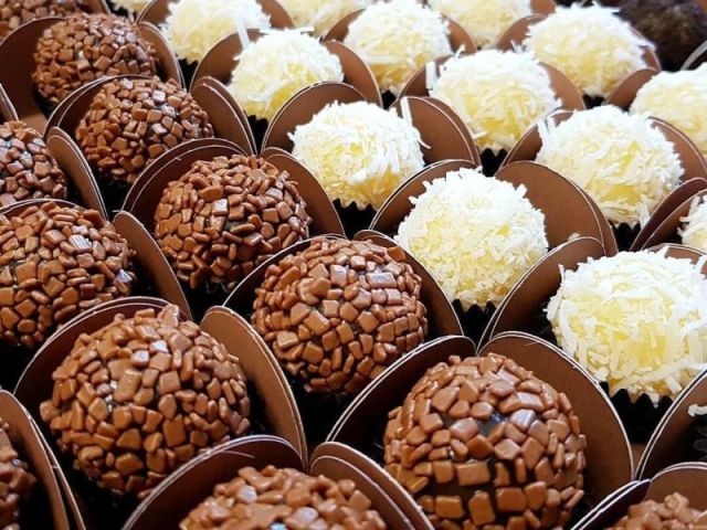 brigadeiro e beijinho.