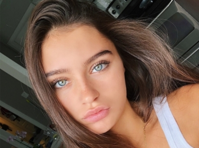Eu...
Morena de olhos azuis e baixinha. Ela e bem brava e irritada, chata, nunca demonstra sentimentos por ninguém! Ela tem depressão.