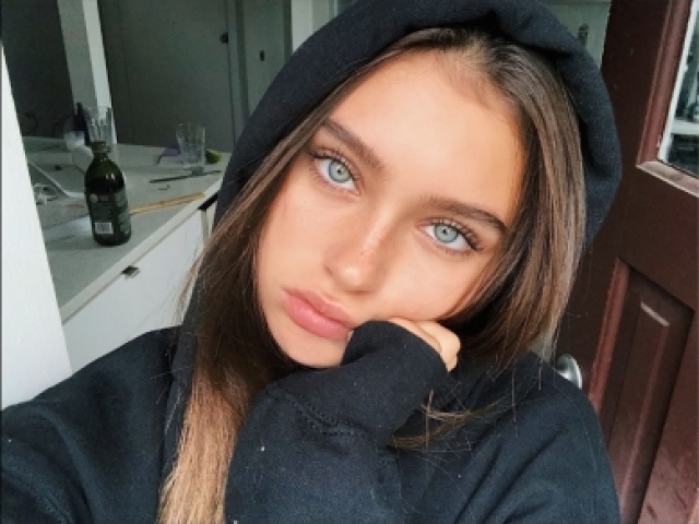 Eu...
Ela não demonstra sentimentos por ninguém pois tem depressão. Ela e morena e baixinha de olhos azuis. Ela e bem brava, irritada, chata.