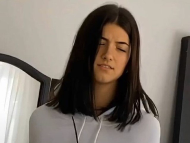 A RAINHA DO TIK TOK👑
CHARLI DI MILHO🌽
Mano, aqui os famoso só vão ter fotos zuadas KKKKK
A foto é quando tens aulas e a tua mãe te acorda😴😂