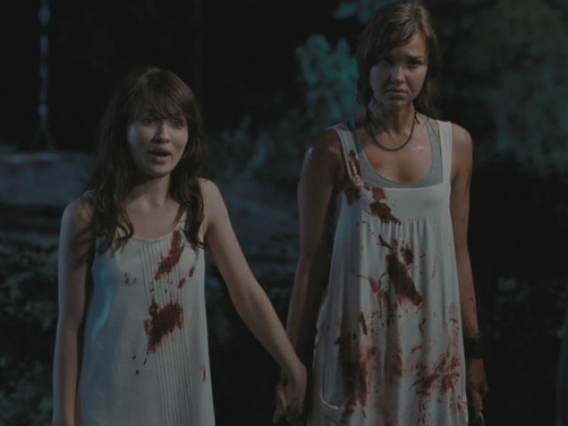 O mistério das duas irmãs- Desconfiando da morte suspeita de sua mãe, as irmãs Alex e Anna envolvem-se numa mortal batalha quando seu pai fica noivo da Rachel. Á medida que investigam o passado de Rachel, as duas irmãs entram em confronto com visões fantasmagóricas e pesadelos terríveis.